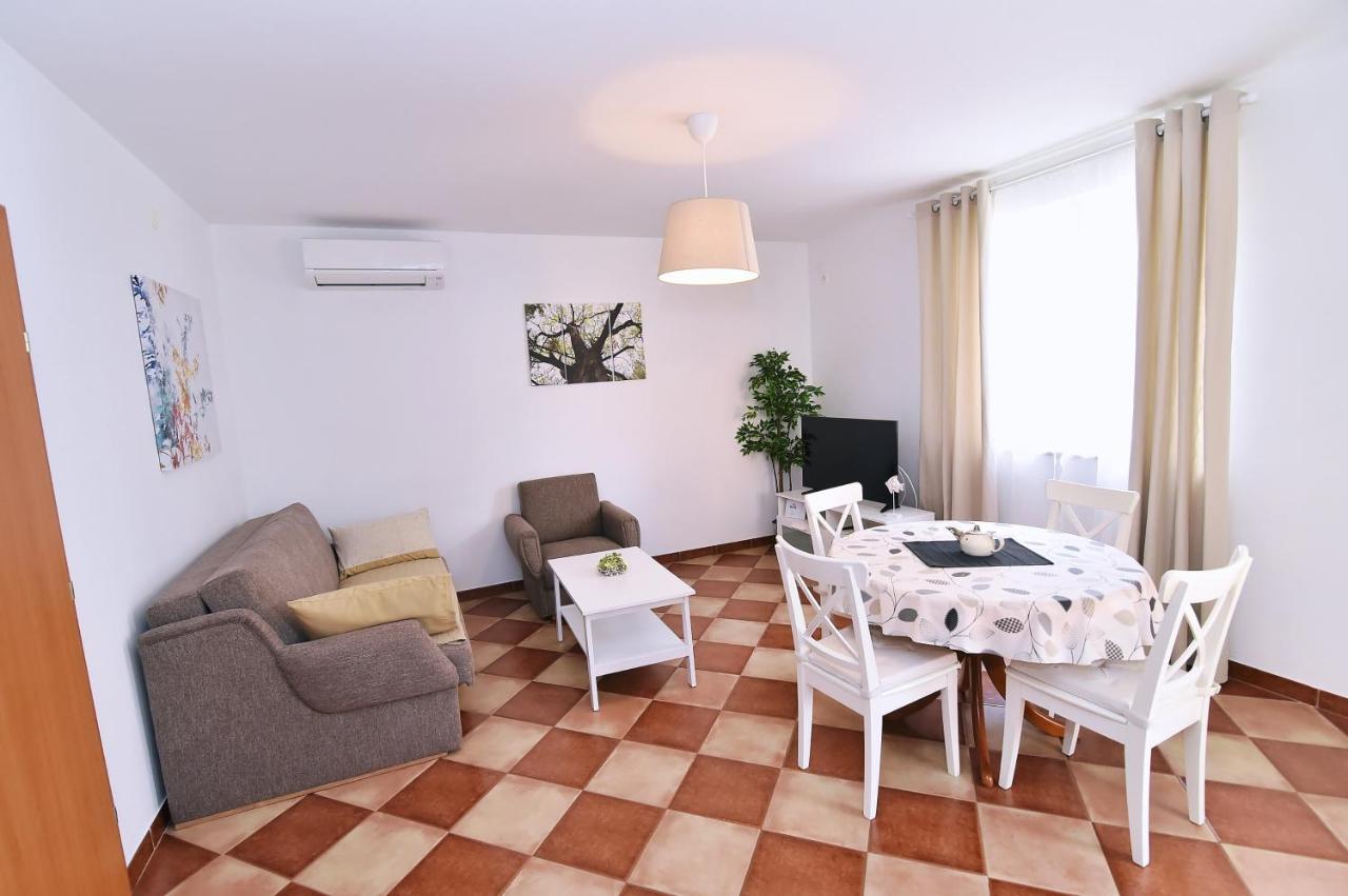 Apartments Luni Baska  Exterior photo