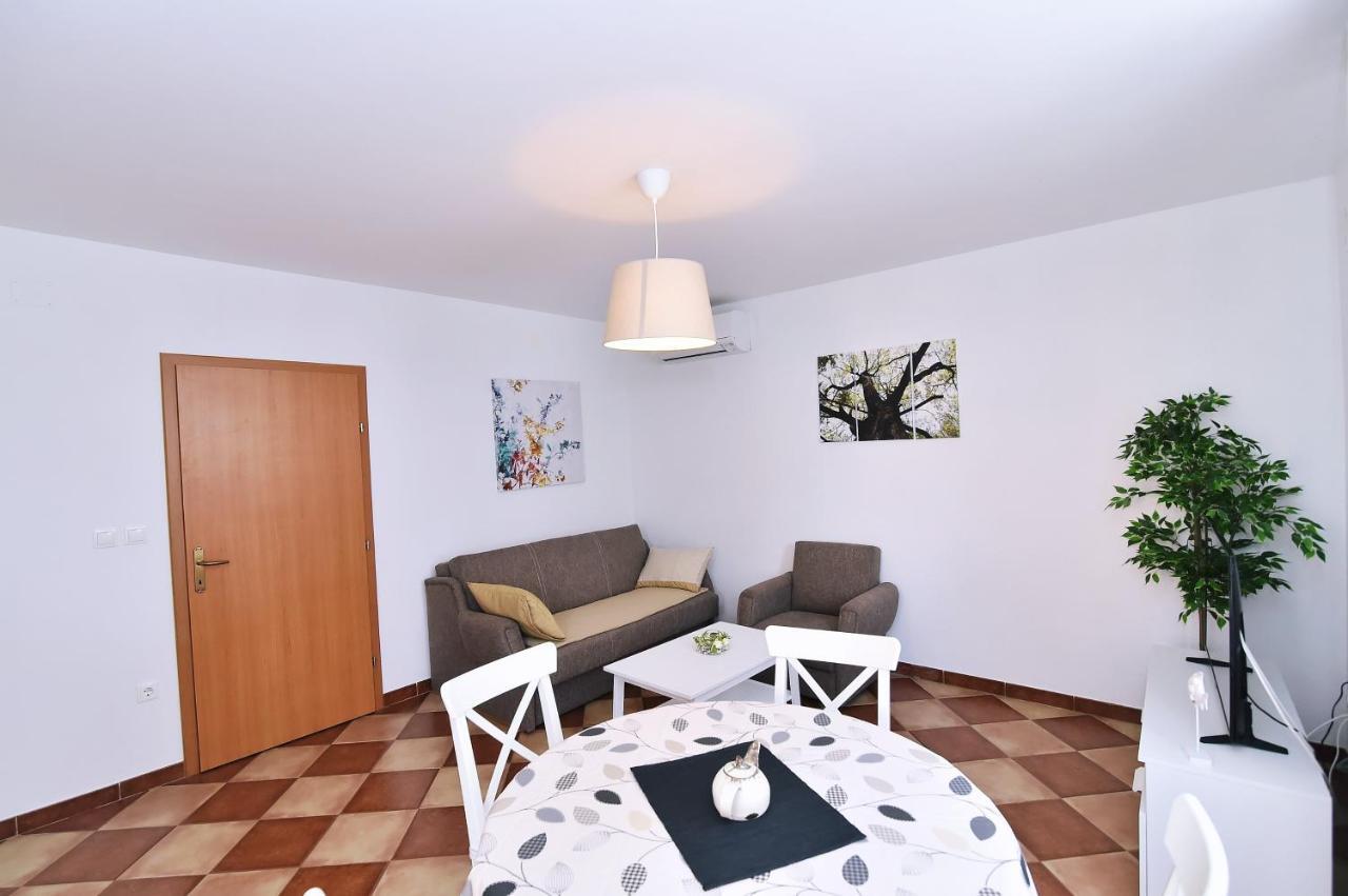 Apartments Luni Baska  Exterior photo