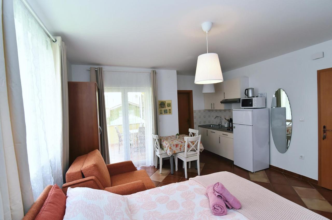 Apartments Luni Baska  Exterior photo